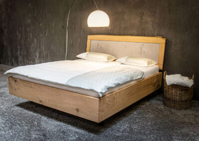 Massivholz-Bett Zementa besserschläfer Löhne. Bett aus massiver Eiche. geschliffen und naturbelassen. Auf Stahlkufen um eine schwebende Optik zu erzeugen. Kopfteil einteilig, mit Zementfunier.