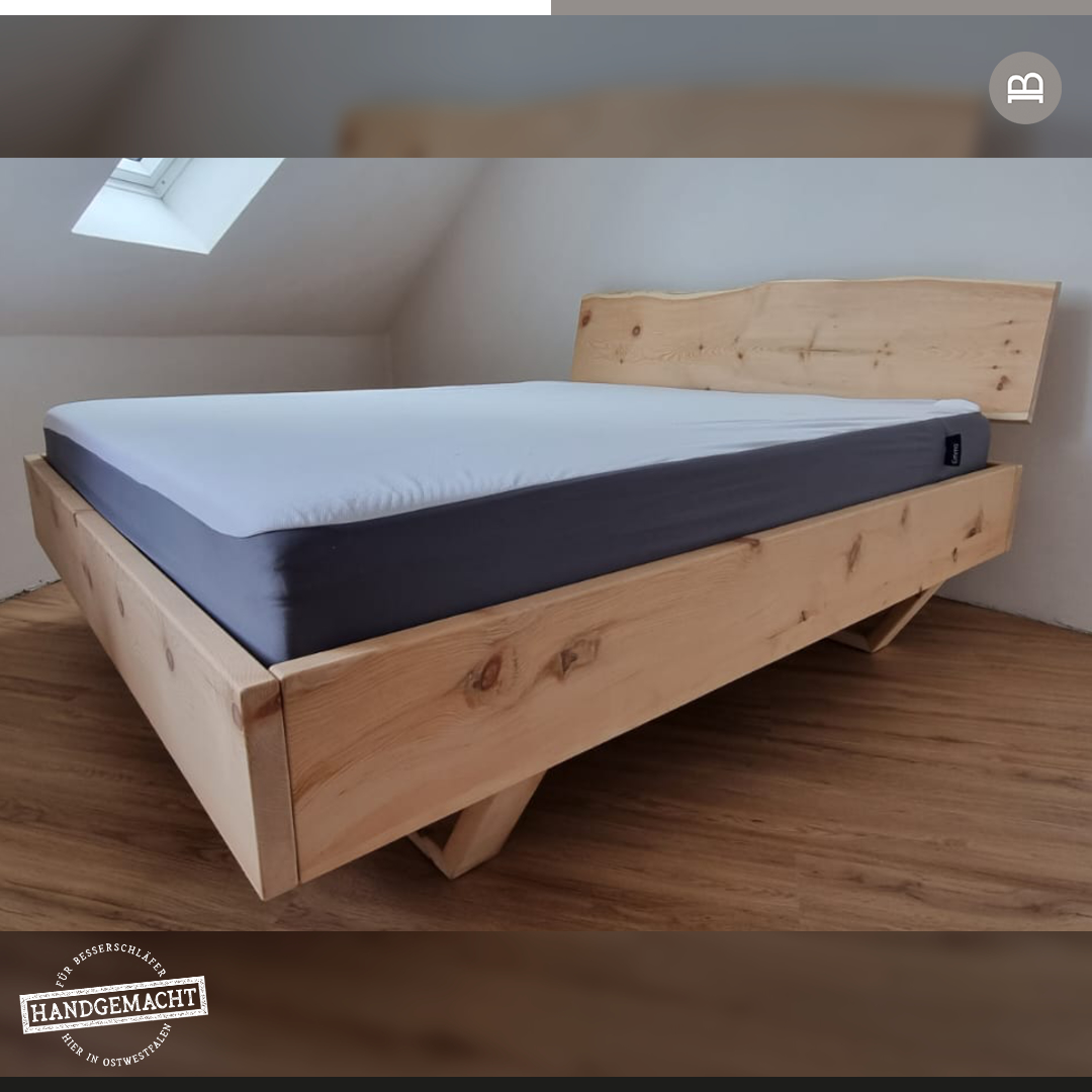 Seitliche Ansicht Zirbenholz-Bett, auf Holzkufen mit einem einteiligen Kopfteil und rustikaler Baumkante.