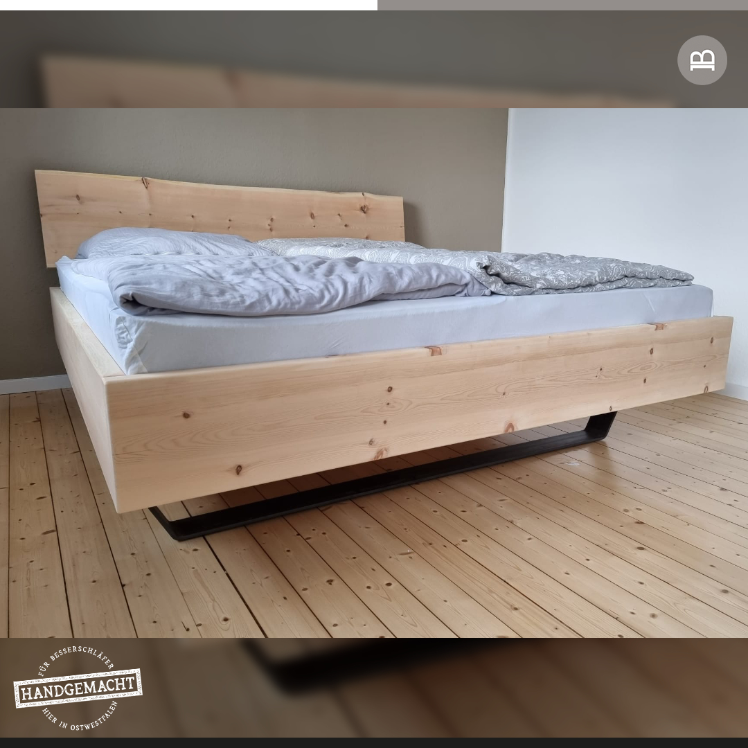 Zirbenholz-Bett auf Stahlkufen, mit einem einteiligen Baumkanten-Kopfteil.